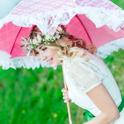 Dirndl mit Stickereien